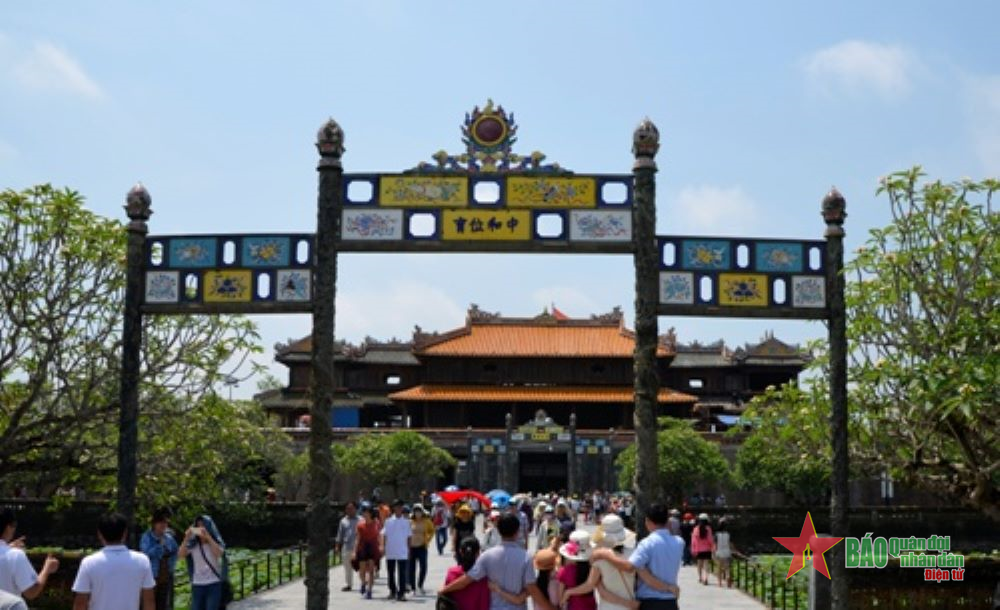 Về với miền đất sông Hương núi Ngự